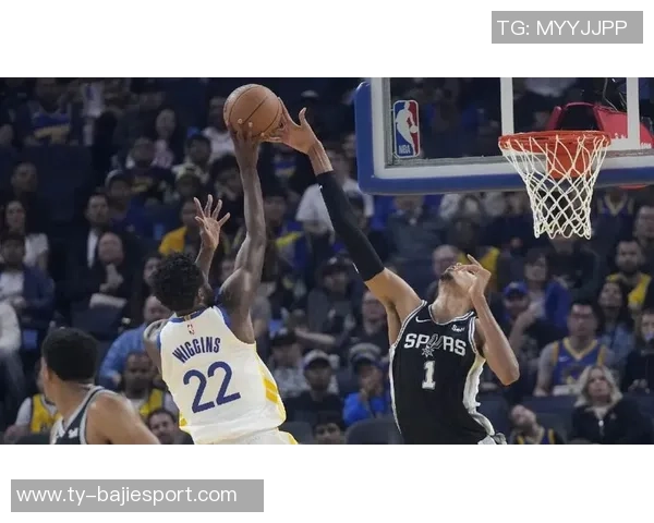 维金斯突破禁区高打板文班亚马展现超凡身高送出精彩钉板大帽