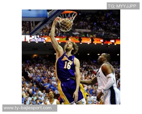 杰伦布朗状态火热14场场均326分69篮板58助攻命中率高达53