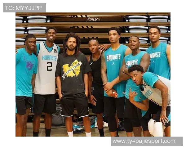 篮网队宣布签约后卫特里罗伯茨与前锋特雷斯科特共同增强阵容实力